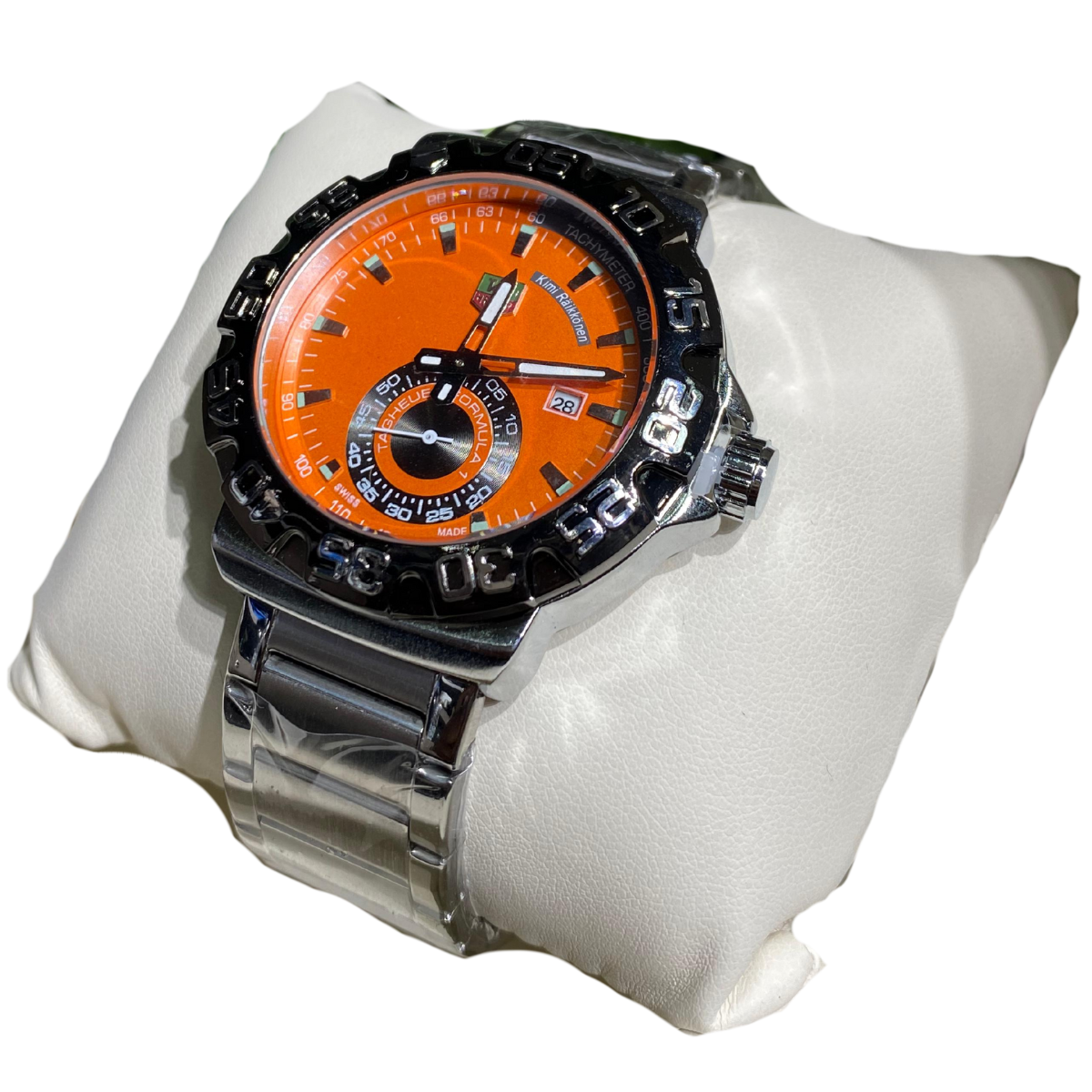 RELOJ TAG HEUER F1 CHRONO HOMBRE. La Elegancia y Precisión del RELOJ TAG HEUER F1 CHRONO HOMBRE En Onlineshoppingcenterg, entendemos que un reloj no es solo un accesorio, sino una declaración de estilo y elegancia. El RELOJ TAG HEUER F1 CHRONO HOMBRE es una pieza de alta calidad que combina la precisión suiza con un diseño deportivo y moderno. Si estás interesado en comprar este modelo icónico, aquí te damos todos los detalles para que tomes la mejor decisión.  ¿Por Qué Elegir un RELOJ TAG HEUER F1 CHRONO HOMBRE? Un Reloj de Alta Calidad y Precisión Suiza El TAG Heuer Formula 1 Chronograph es conocido por su increíble precisión gracias al movimiento de cuarzo suizo que asegura que siempre llegues a tiempo. Los materiales de alta calidad, como la caja de acero inoxidable y el cristal de zafiro resistente a los arañazos, hacen que el Reloj Formula 1 TAG Heuer Precio esté justificado para aquellos que valoran la durabilidad y la elegancia.  Diseño Deportivo y Versátil El TAG Heuer Formula 1 Quartz es famoso por su estilo deportivo, inspirado en el mundo de las carreras de Fórmula 1. La línea TAG Heuer F1 Vintage incluye modelos que han resistido la prueba del tiempo, manteniendo su popularidad entre los amantes de los relojes. El TAG Heuer Formula 1 Red Bull, por ejemplo, ofrece un diseño llamativo con colores vibrantes que recuerdan a la famosa escudería de Fórmula 1.  Características Destacadas del RELOJ TAG HEUER F1 CHRONO HOMBRE Resistencia al Agua y Alta Durabilidad El TAG Heuer Formula 1 Professional 200m es perfecto para los que buscan un reloj resistente al agua, ya que soporta hasta 200 metros de profundidad, ideal para deportes acuáticos o uso diario. Además, el modelo TAG Heuer CAZ1010 destaca por su diseño robusto, preparado para soportar las condiciones más exigentes.